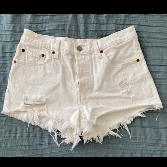 Levi’s Distressed Denim Short - Picture 1 of 2